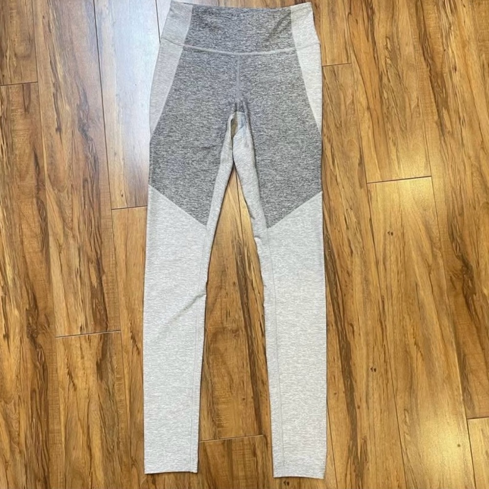 Outdoor Voices TwoTone Warmup
Leggings Dove/Ash Grey.